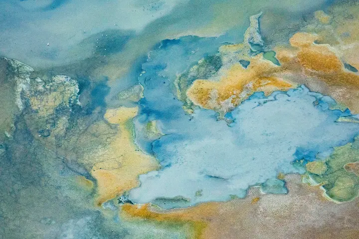 Camargue vue du ciel, lignes franches entre eau et terre