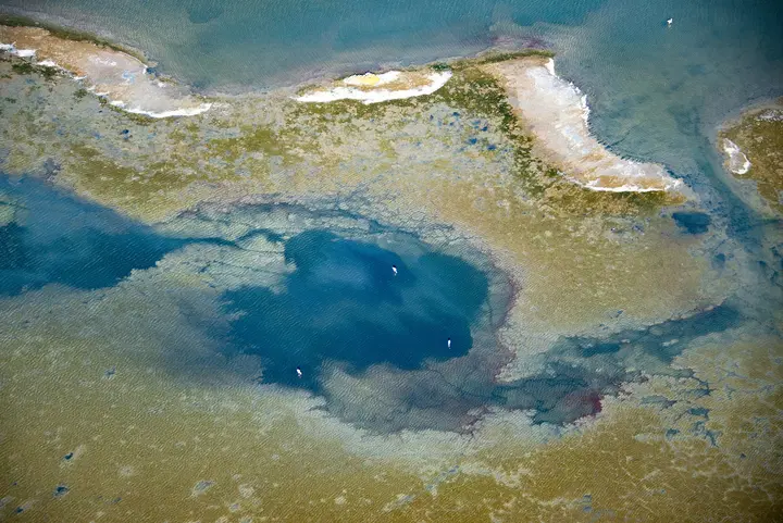 Étendue d'eau bleu profond en Camargue, vue du ciel