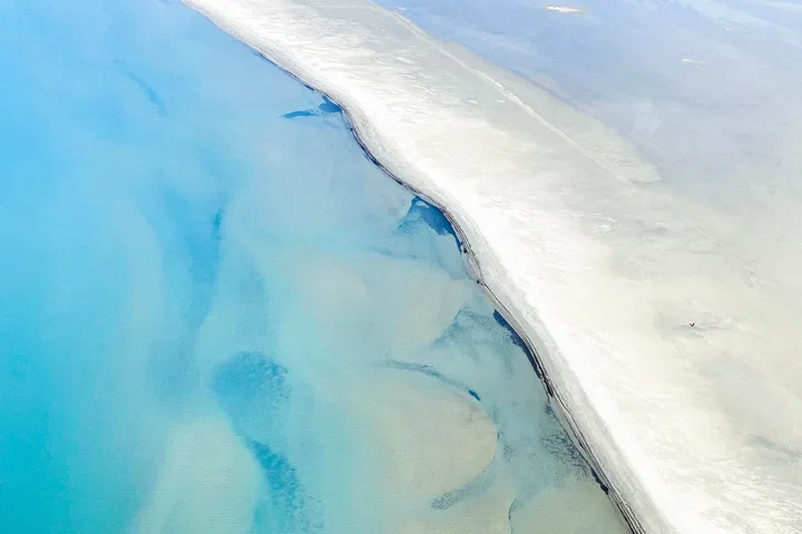 Camargue vue du ciel, eau et terres mêlées