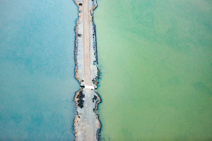 Lagune de Camargue vue du ciel, eau turquoise et rivage clair