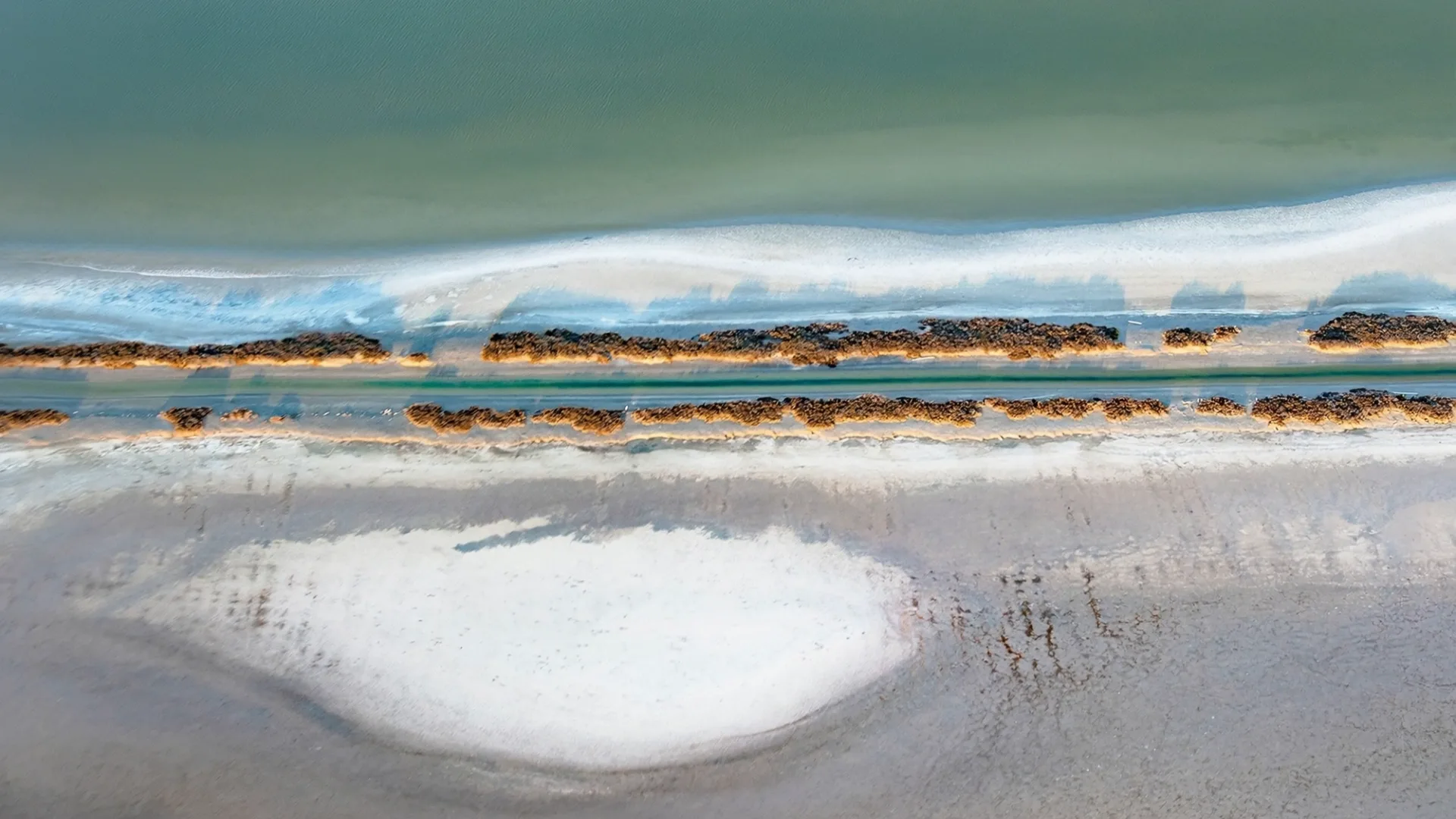 Cordon de sable et lagune en Camargue, vus du ciel