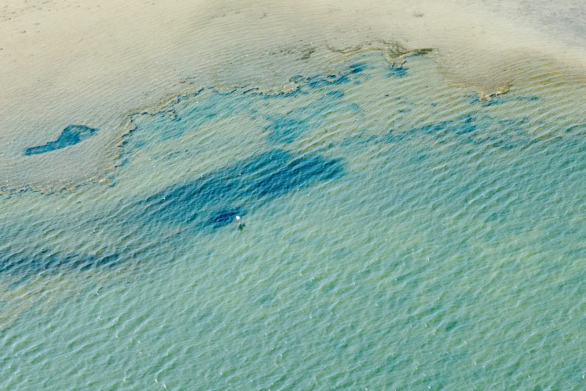 Lagune turquoise de Camargue, vue du ciel