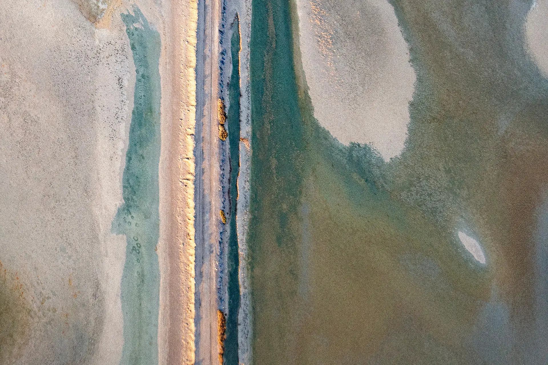 Chemins parallèles entre les étangs de Camargue, vus du ciel